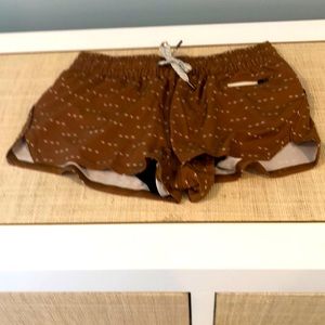 Vuori Clementine Short, Turmeric Arrows, size small